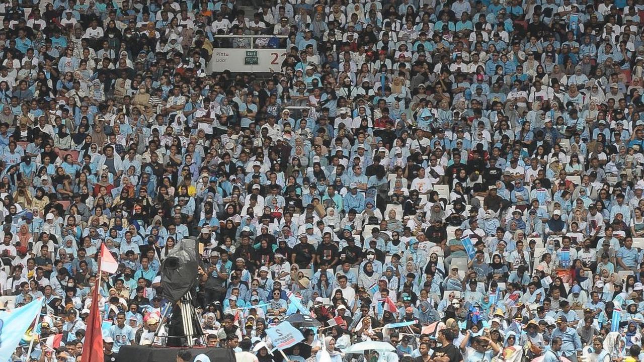 Massa pendukung Prabowo-Gibran saat menghadiri acara kampanye akbar di GBK, Jakarta, Sabtu (10/2/2024). Foto: merdeka.com / Imam Buhori<br>
