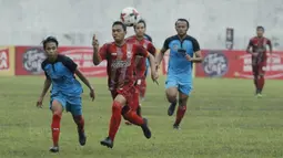 Pemain UPI, Sutrisno, mengejar bola saat pertandingan melawan UMM pada laga final Torabika Campus Cup 2017 di Stadion Cakrawala, Malang, Kamis (23/11/2017). UMM menang WO atas UPI. (Bola.com/M Iqbal Ichsan)