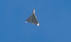 Drone Shahed buatan Iran yang diluncurkan Rusia terlihat melintas di langit beberapa detik sebelum menghantam bangunan di Kyiv, Ukraina, pada 17 Oktober 2022. (Dok. AP/Efrem Lukatsky, Arsip)