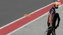 Teknisi Repsol Honda Team saat sesi Warm Up MotoGP di Pertamina Mandalika International Street Sirkuit, Nusa Tenggara Barat, Minggu (20/3/2022). (Liputan6.com/Helmi Fithriansyah)