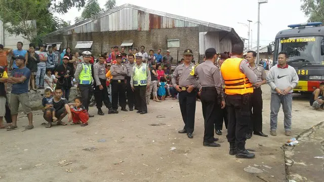 ENAM PLUS: Warga Cemas saat Baku Tembak dengan Teroris Berlangsung