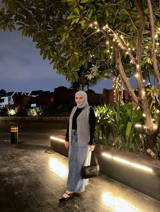 Dia juga sempat memadukan inner hitam yang dipadukan dengan vest dan skirt jeans