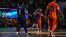 Pemain Fury Squad, Falcao (tengah kiri) dan pemain Nova Titans, Ricardinho (tengah kanan) saling berpelukan setelah laga Futsal X Series 2 di GOR UNJ, Rawamangun, Jakarta, Sabtu (17/01/2026). (Bola.com/Bagaskara Lazuardi)