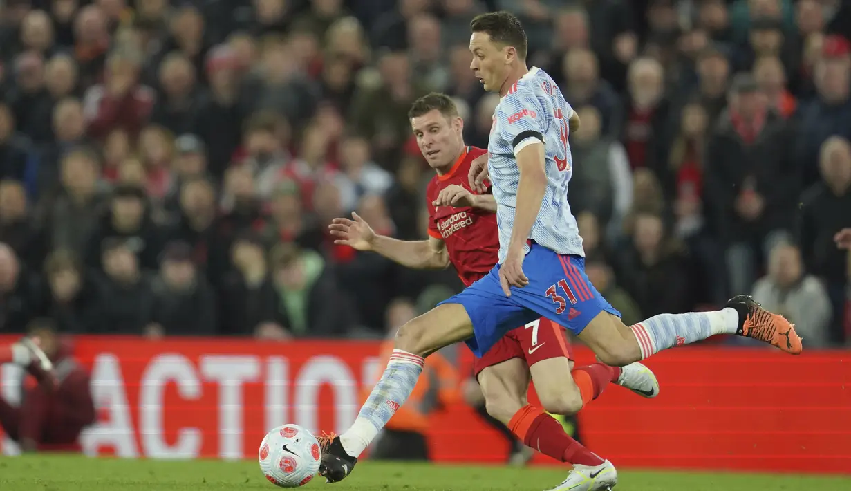 Nemanja Matic benar-benar dibuat kerepotan menghadapi tiga gelandang Liverpool yang tampil luar biasa. Sebagai gelandang bertahan, Matic gagal menjadi filter bagi pertahanan Setan Merah. (AP/Jon Super)