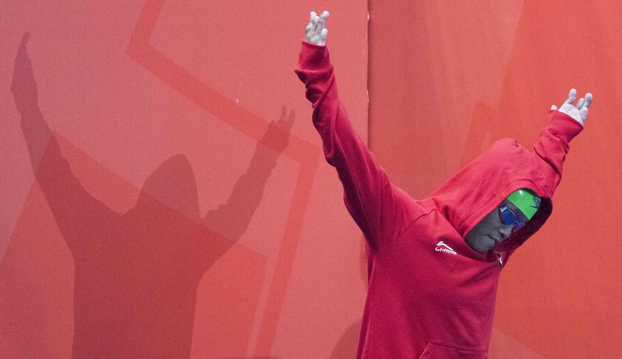 Aksi Aris perenang Indonesia yang berhasil meraih medali perak di nomor 100 meter gaya dada klasifikasi SB7 pada Asian Para Games 2018, Gelora Bung Karno Jakarta, Senin (8/10/2018).  (Bola.com/Peksi Cahyo)