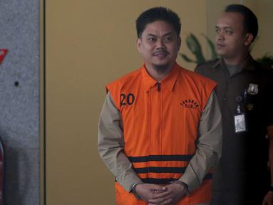 Bupati nonaktif Kolaka Timur Abdul Aziz berjalan usai menjalani pemeriksaan di Gedung Merah Putih Komisi Pemberantasan Korupsi, Jakarta, Rabu (27/8/2025). (Liputan6.com/Helmi Fithriansyah)