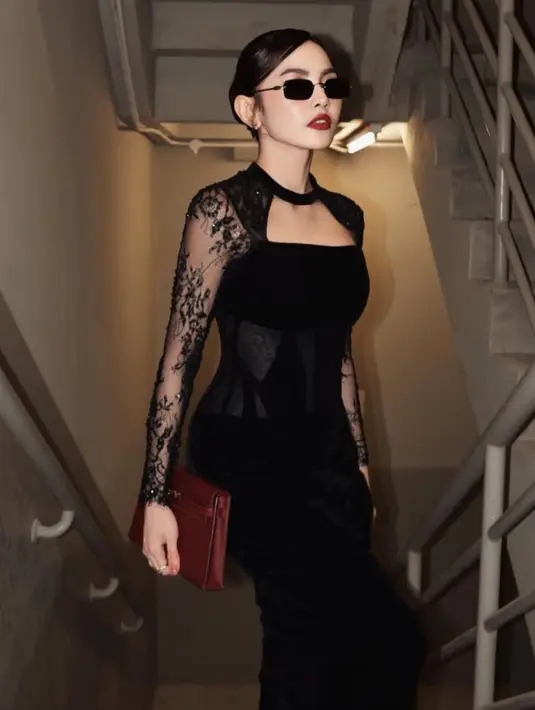 Tampilannya semakin glamor dengan makeup di wajahnya. Mengaplikasikan blush on pink di pipi dan lipstik merah bold. Rambutnya ditata sanggul updo poni samping. [@mahaliniraharja]