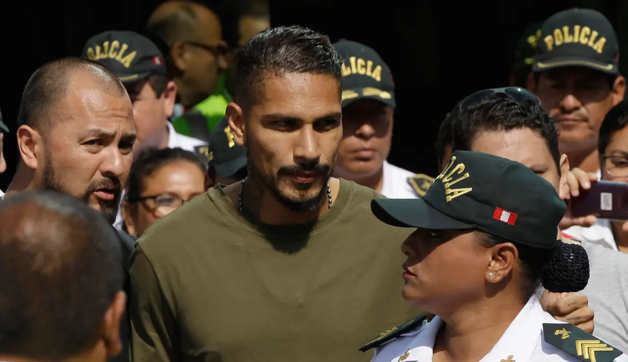 Kapten timnas Sepak Bola Peru Paolo Guerrero saat tiba di Lima, Peru (15/5). Kapten Timnas Peru tersebut gagal menjemput mimpinya untuk tampil di Piala Dunia 2018 Rusia setelah tersandung kasus doping. (AP/Martin Mejia)