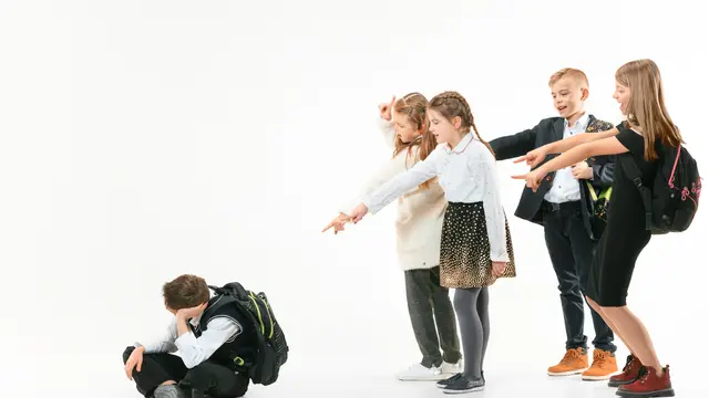 Selain perubahan perilaku, tanda lain yang perlu diwaspadai adalah perubahan dalam hubungan sosial anak.