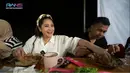 Nagita Slavina kerap mengunggah momen jajan di warung. Ia kerap didampingi Raffi Ahmad kulineran warteg hingga jajanan modern. Belakangan viral video Nagita Slavina menolak kembalian uang saat jajan burger di pinggir jalan. (Liputan6.com/Youtube/Rans Entertainment)
