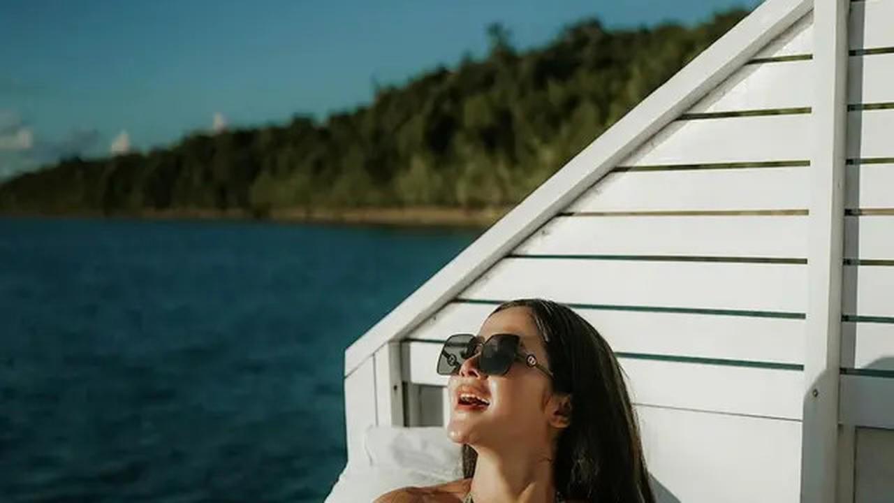 Rambut panjang Bella Bonita dibiarkan tergerai, memberikan kesan santai dan kasual pada penampilannya dalam keseluruhan foto ini.<br>