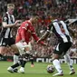 Penyerang Manchester United, Cristiano Ronaldo menggiring bola dari kawalan pemain Newcastle United, Sean Longstaff dan Jamaal Lascelles pada pertandingan Liga Inggris di stadion Old Trafford, Sabtu (11/9/2021). Ronaldo mencetak dua gol dan mengantar MU menang 4-1. (AP Photo/Rui Vieira)