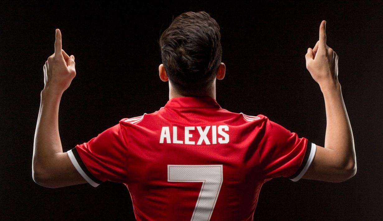 Alexis Sanchez memilih menggunakan jersey keramat bernomor punggung tujuh di Manchester United saat tiba di Old Trafford. (Bola.com/manutd.com)