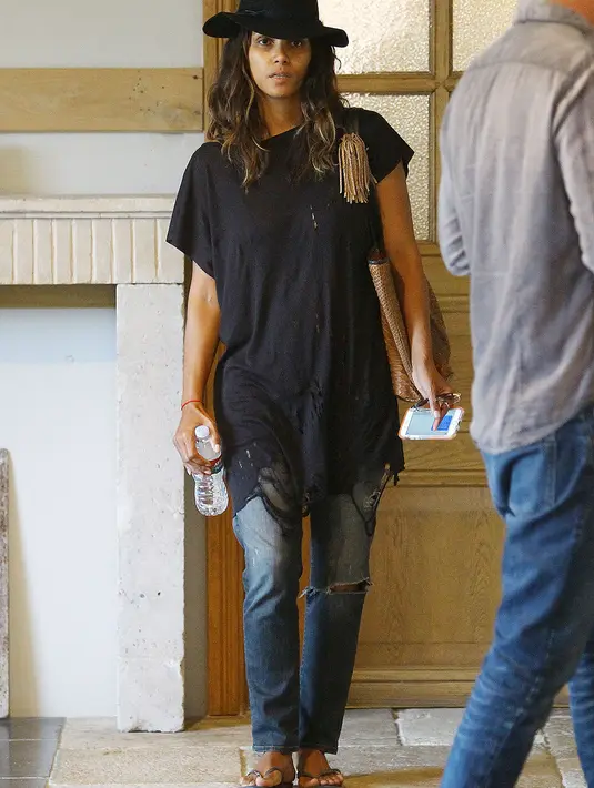 Halle Berry ngerti banget nih caranya untuk tetap nyaman saat sedang shopping. Yup, sandal jepit agar tak pegal-pegal! (BROADIMAGE/REX/Shutterstock/HollywoodLife)