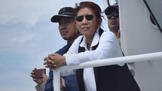 Menteri KKP Susi Pudjiastuti menenggelamkan 18 Kapal Perikanan Asing (KIA) ilegal di Perairan Pulau Datuk, Mempawah, Kalimantan Barat, Minggu (6/10). Pada tanggal 4 Oktober 2019, sebanyak 3 kapal juga telah dimusnahkan di Sambas. (Foto: KKP)