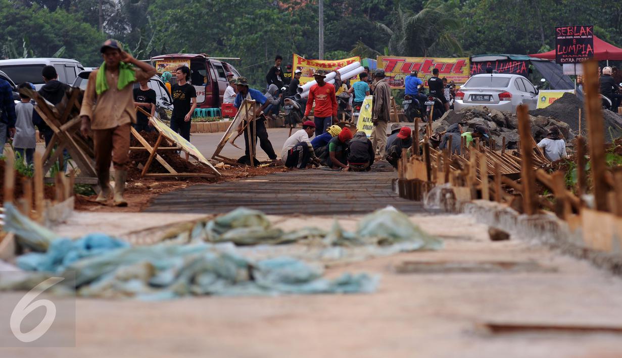 Pekerja mengerjakan pembuatan saluran air di luar Stadion Pakansari, Kabupaten Bogor, Minggu (21/8). Jelang pelaksanaan PON XIX Jawa Barat, pembangunan sarana pertandingan di Stadion Pakansari terus dikerjakan. (Liputan6.com/Helmi Fithriansyah)