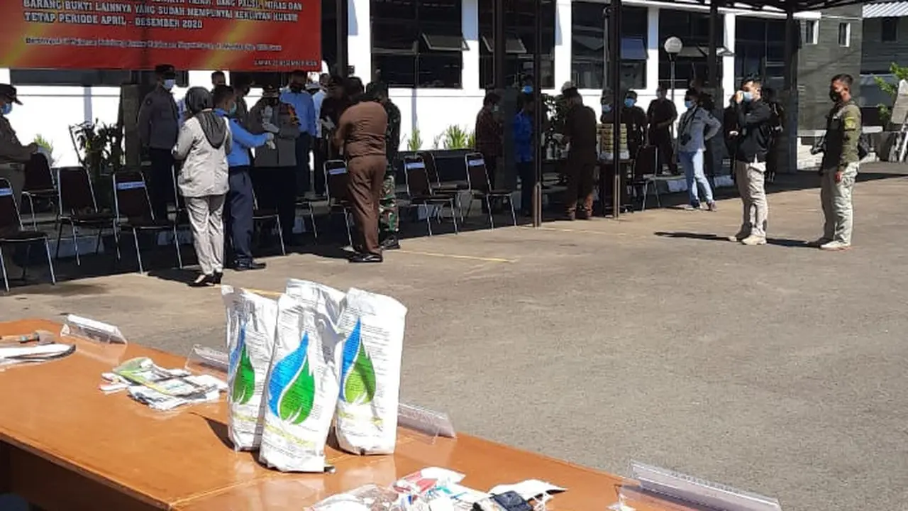Sejumlah barang bukti psikotropika, uang palsu dan lainnya dalam pemusnahan barang bukti di  Kejaksaan Negeri Garut, Jawa Barat.