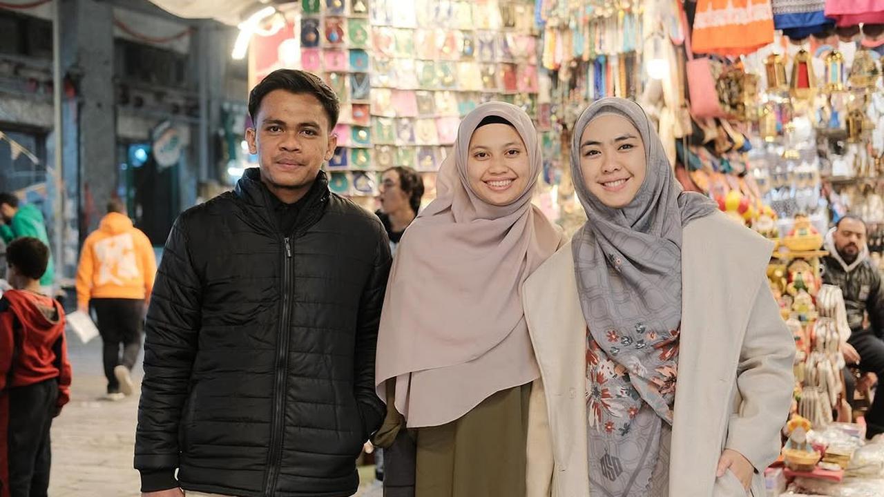 Potret Oki Setiana Dewi Asyik Belanja di Pasar Khan El Khalili