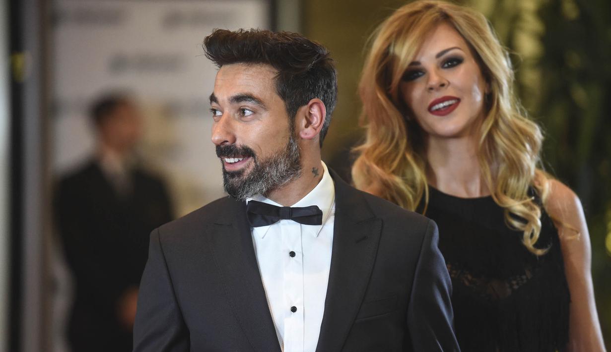 Striker Hebei Fortune, Ezequiel Lavezzi, didampingi sang istri menghadiri resepsi pernikahan bintang Barcelona, Lionel Messi di Kompleks City Center, Santa Fe, Jumat (30/6/2017). (AFP/Eitan Abramovich) 