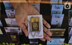 Pramuniaga menunjukkan emas batangan yang dijual di Galeri 24 Pegadaian, Jakarta, Rabu (27/7/2022). Pada perdagangan Rabu (27/7/2022) pukul 15:12 WIB, harga emas dunia di pasar spot berada di US$ 1.722,19 per troy ons. Harga emas menguat tipis 0,30 persen. (Liputan6.com/Angga Yuniar)