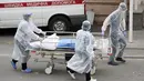 Petugas medis mendorong ranjang pasien keluar dari departemen infeksi COVID-19 di sebuah klinik kota di Kyiv, Kamis (21/10/2021). Infeksi dan kematian virus corona di Ukraina telah melonjak ke level tertinggi sejak pandemi covid-19 di tengah laju vaksinasi yang lamban. (AP Photo/Efrem Lukatsky)