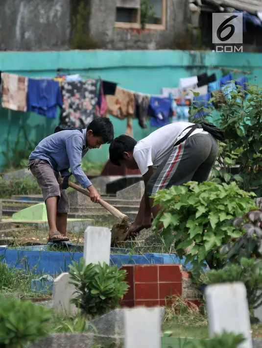 Anak-anak membersihkan makam di TPU Cipinang Baru, Jakarta, Minggu (5/5/2019). Jasa Ngoret ini dilakukan atas keinginan anak-anak tersebut bukan karena paksaan dan sebagian mereka menyisihkan hasilnya untuk membantu orang tua. (merdeka.com/Iqbal S. Nugroho)