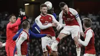Pemain Chelsea, Antonio Ruediger (tengah) berusaha menyundul bola dari adangan bek Arsenal pada laga semifinal Piala Liga Inggirs di Emirates stadium, London, (24/1/2018). Arsenal menang 2-1. (AP/Matt Dunham)