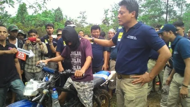  Polisi menjerat Rizal alias Anwar (24) dengan pasal berlapis karena diduga telah melakukan pelecehan seksual dan pembunuhan terhadap keponakannya sendiri, AAP (12), warga Bendungan Hilir Jakarta Pusat yang masih duduk di bangku kelas 1 SMP.
