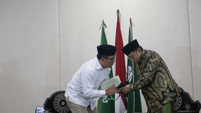 Calon Gubernur Jakarta nomor urut 1, Ridwan Kamil (RK) bersilaturahmi dengan Kyai Haji Said Aqil Siradj dan para santrinya.