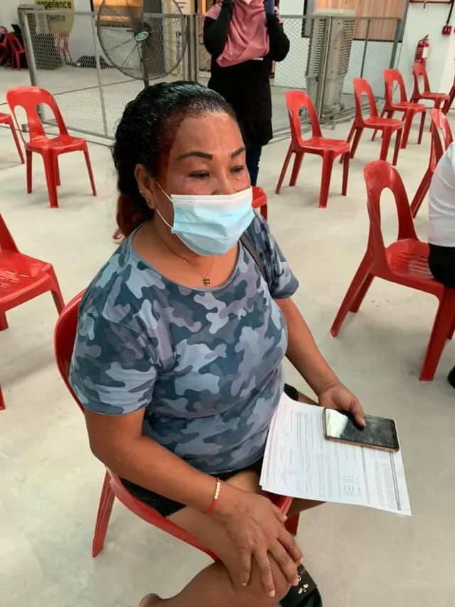 Tak Ingin Ketinggalan Vaksin, Aksi Kocak Wanita Ini Antre saat Rambut Sedang Dicat