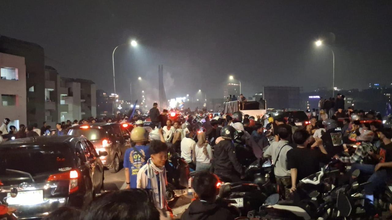 Bobotoh Penuhi Ruas Jalan Usai Persib Menang Atas Persija, Wali Kota dan Kapolda Imbau Jaga Ketertiban