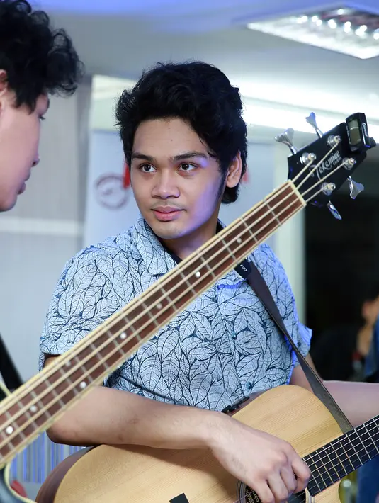 "Ini versi extendednya. Di sini kami tambahkan tiga lagu. Semacam dokumentari selama kita meluncurkan album 'Selamanya'," tutur Mada. (Deki Prayoga/Bintang.com)