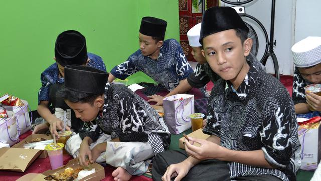 Clairmont dengan mengadakan buka puasa bersama anak yatim