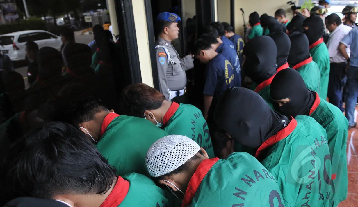 Satuan Narkoba Polres Metro Jakarta Barat berhasil menangkap 41 tersangka pengedar narkoba, Jakarta, Kamis (30/4/2015). Dalam sepekan (21-29 April) Polisi berhasil mengungkap 30 kasus dan menjerat 41 tersangka (Liputan6.com/Herman Zakharia)