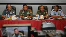 Panglima TNI, Jenderal TNI Gatot Nurmantyo (kedua kiri) dan Kepala Staff Angkatan memberikan keterangan usai Rapim TNI 2016 di Jakarta, (18/12/2015). Rapim bertujuan meningkatkan loyalitas, moralitas dan integritas TNI. (Liputan6.com/Helmi Fithriansyah)