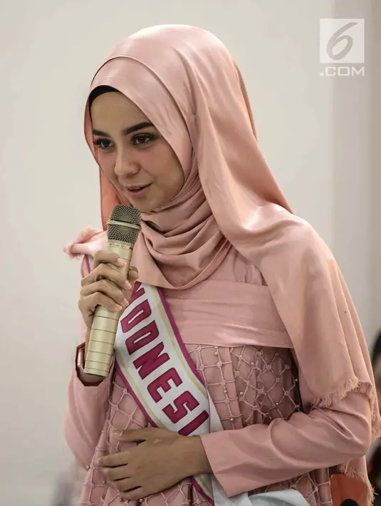 Peserta Puteri Muslimah Asia 2018 saat audensi dengan Komisi Penyiaran Indonesia (KPI) di Jakarta, Jumat (4/5). Kunjungan agar para peserta mengenal lebih dekat tugas dan tanggung jawab KPI. (Liputan6.com/Faizal Fanani)