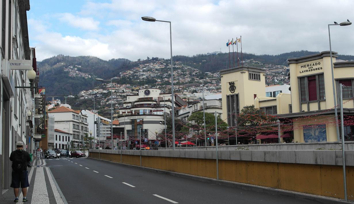 Suasana Old Town Funchal, Portugal yang kerap menjadi daya tarik wisatawan karena warisan budayanya. Kota ini merupakan tempat bintang Real Madrid, Cristiano Ronaldo, lahir dan dibesarkan. (Bola.com/Reza Khomaini)
