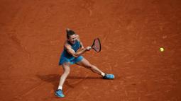 Aksi Simona Halep mengembalikan bola saat melawan petenis Amerika, Sloane Stephens pada final Prancis Terbuka 2018 di Roland Garros stadium, Paris, Prancis, (9/6/2018). Simona menang 3-6, 6-4, 6-1. (AP/Christophe Ena)