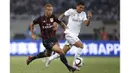 Pemain AC Milan Keisuke Honda menggiring bola melewati hadangan pemain Real Madrid, Casemiro pada laga International Champions Cup 2015 di Shanghai, China, Kamis (30/7). (Reuters Aly Song)