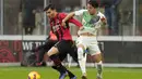 Gelandang AC Milan, Brahim Diaz mengontrol bola dari kawalan pemain Sassuolo, Maxime Lopez pada pertandingan lanjutan Liga Serie A Italia di stadion San Siro, Minggu (28/11/2021). AC Milan kalah atas Sassuolo 1-3. (AP Photo/Luca Bruno)