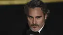 Aktor Joaquin Phoenix menyampaikan pidato saat menerima piala Oscar 2020 pada ajang Academy Awards ke-92 di Dolby Teater, Los Angeles (9/2/2020). Joaquin yang memerankan karakter Arthur Fleck dalam film Joker, meraih penghargaan Oscar 2020 untuk kategori aktor terbaik. (AP Photo/Chris Pizzello)