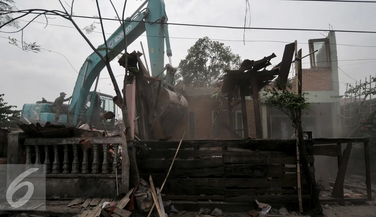 Ekskavator meratakan Sanggar Saung Merdeka Ciliwung Bukit Duri, Jakarta, Rabu (28/9). Pemprov DKI ratakan pemukiman warga Bukit Duri dan Sanggar Ciliwung Merdeka terkait revitalisasi sungai Ciliwung. (Liputan6.com/Yoppy Renato)