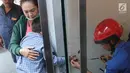 Petugas Damkar dari Pos Pesanggrahan berusaha menyelamatkan tangan murid TK, Fathur yang terjepit kaca pintu ATM Bank BNI di Jalan M. Saidi, pesanggrahan, Jakarta Selatan, Senin (5/8/2019). Fathur terjepit pintu saat ibunya mengambil uang di ATM tersebut. (merdeka.com/Arie Basuki)