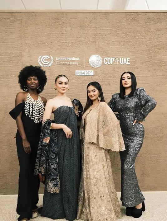 Jadi representasi Indonesia, Agnez Mo tampil kain Batik abu-abu yang disulap jadi dress tanpa tali [@agnezmo]