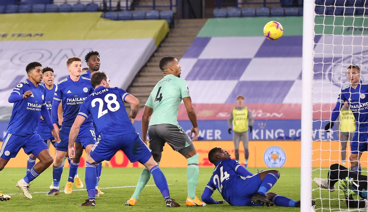 Bek Everton, Mason Holgate, berusaha mencetak gol ke gawang Leicester City pada laga lanjutan Liga Inggris di King Power Stadium, Kamis (17/12/2020) dini hari WIB. Everton menang 2-0 atas Leicester City. (AFP/Alex Pantling/pool)