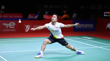 Tunggal putra Indonesia Anthony Sinisuka Ginting mengembalikan kok ke arah pemain Thailand Kunlavut Vitidsarn pada babak pertama/32 besar Daihatsu Indonesia Masters 2021 di Bali International Convention Center, Rabu (17/11/2021) sore WIB. Anthony Ginting kalah 21-19, 14-21 dan 13-21. (HUMAS PP PBSI)