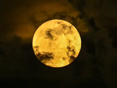 Fenomena bulan purnama penuh (Supermoon) terlihat dari langit di Banda Aceh, Aceh, Senin (3/7/2023). (Photo by CHAIDEER MAHYUDDIN / AFP)