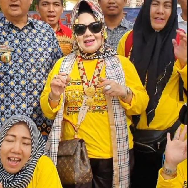 Koleksi Tas Mewah Kadinkes Lampung yang Suka Flexing di Medsos