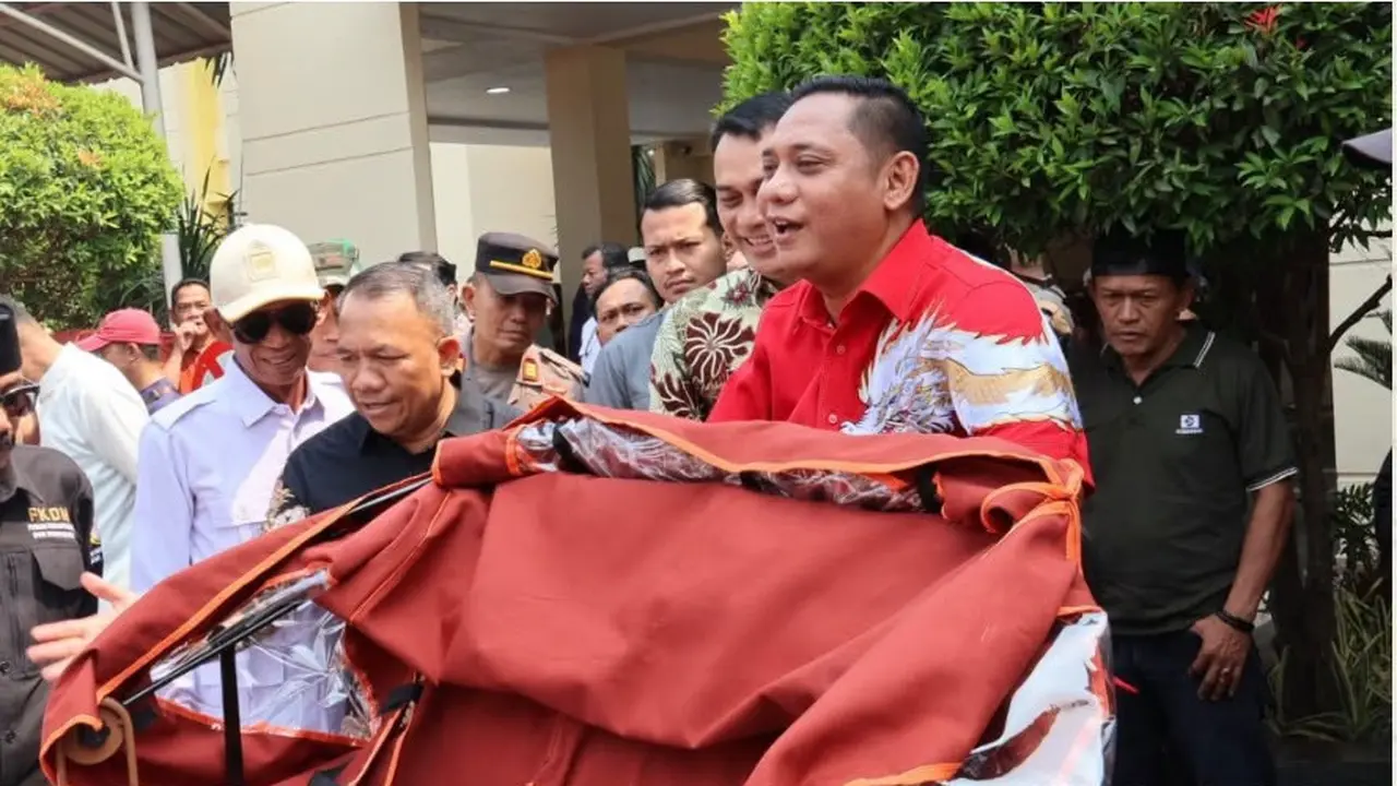 Pelaksana Tugas (Plt) Bupati Bekasi dr Asep Surya Atmaja saat menyerahkan 190 unit becak listrik kepada para pengemudi di Gedung Wibawa Mukti, Kompleks Pemda Bekasi, Cikarang Pusat. (Istimewa)