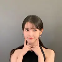 Penyanyi dan aktris multi-talenta, IU, meraih posisi kedua dengan 2,9% suara. Suara IU yang halus dan penyampaian cerita yang menyentuh melalui musik telah membuatnya menjadi ikon Korean Wave, yang disukai oleh para penggemar dari berbagai generasi. Foto: Instagram/ dlwlrma)